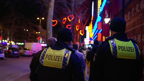 Zwei Polizisten sind bei nacht auf der Reeperbahn unterwegs. © Screenshot 