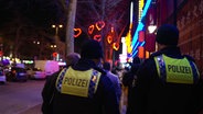 Zwei Polizisten sind bei nacht auf der Reeperbahn unterwegs. © Screenshot 