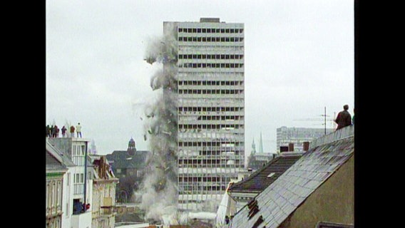 Das Millerntor-Hochhaus wird gesprengt. © Screenshot 