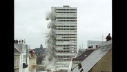 Das Millerntor-Hochhaus wird gesprengt. © Screenshot 