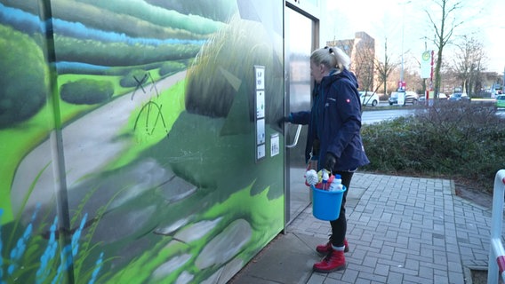 Kerstin Hilgendorf schließt eine öffentliche Toilette auf. © Screenshot 