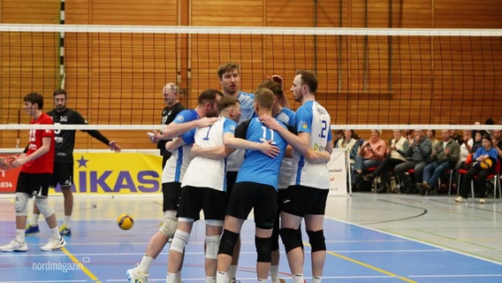 Die Volleyballer des PSV Neustrelitz umarmen sich. © Screenshot 