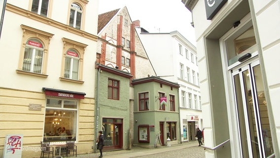 Eine Bücherei in Stralsund und das ehemalige Wohnhaus von Herbert Lange. © Screenshot 