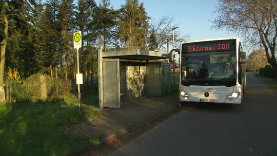 Ein Bus der Verkehrsgesellschaft Vorpommern-Greifswald steht an einer Haltestelle. © Screenshot 