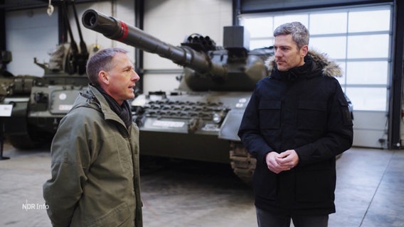 Ingo Zamparoni interviewt einen Reservisten im Panzermuseum Munster. © Screenshot 