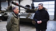 Ingo Zamparoni interviewt einen Reservisten im Panzermuseum Munster. © Screenshot 