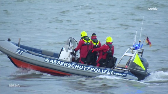 Ein Schnellboot der Wasserschutzpolizei mit drei Beamten  an Bord © Screenshot 