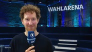 Moderator Louis Klamroth steht im Studio der ARD-Wahlarena. © Screenshot 