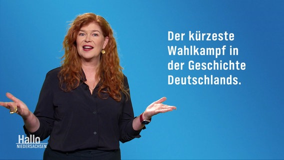 Journalistin Sophie Mühlmann vor blauem Hintergrund in der Farbe des NDR, daneben der eingeblendete Satz: "Der kürzeste Wahlkampf in der Geschichte Deutschlands." © Screenshot 