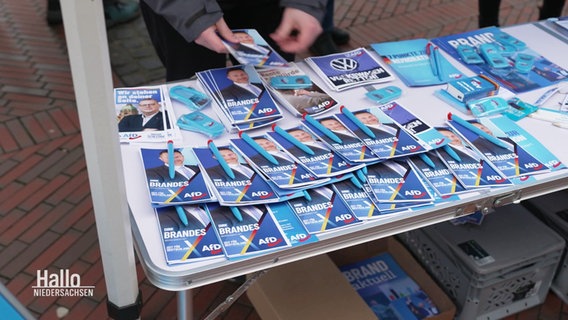 Werbebroschüren an einem Stand der AfD. © Screenshot 