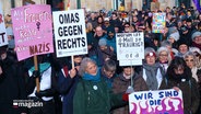 Eine Menschenmenge mit Protestplakaten demonstirert gegen Rechtsextremismus. © Screenshot 