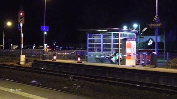 Von der Polizei abgesperrter Tatort des Messerangriffs am Bahngleis in Hodenhagen. © Screenshot 