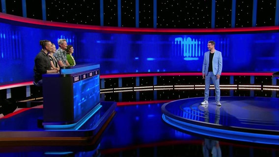 Moderator Alexander Bommes begrüßt die Kandidat*innen der Quizshow Gefragt - Gejagt. © Screenshot 