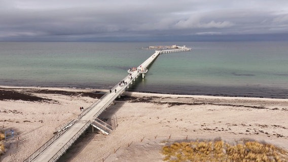 .Ein Luftbild zeigt die neue Seebrücke und den Hafen an Prerows Ostseeküste. © Screenshot 