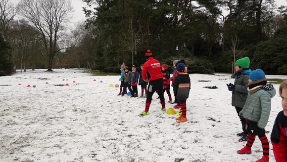 Mehrere Kinder spielen Rugby. © Screenshot 