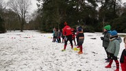 Mehrere Kinder spielen Rugby. © Screenshot 