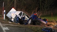 Zwei verunfallte Autos im Straßengraben. © Screenshot 