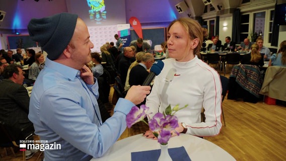 NDR-Reporter Samir Chawki im Gespräch mit Alina Ammann © Screenshot 