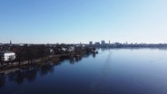 Blick aus der Luft auf die Außenalster in Hamburg. © Screenshot 