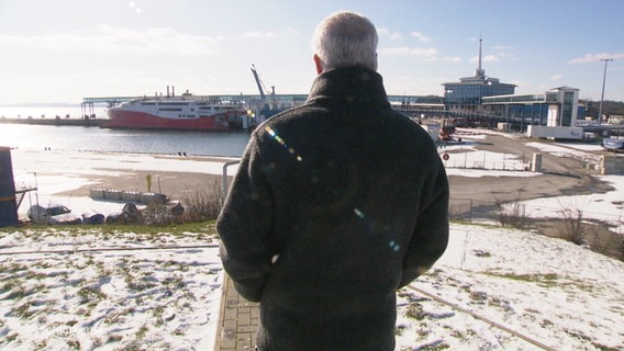 Henry Forster betrachtet den Fährhafen Sassnitz. © Screenshot 