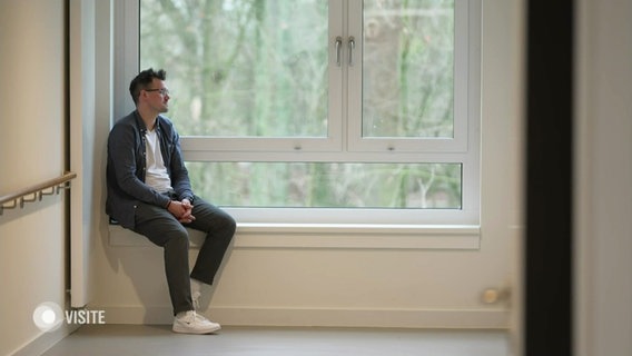 Ein Mann sitzt an einem Fenster. © Screenshot 