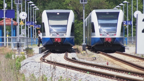 Zwei Züge der UBB stehen an einem Bahnhof. © Screenshot 