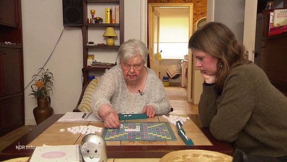 Zwei Frauen spielen Scrabble. © Screenshot 