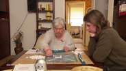 Zwei Frauen spielen Scrabble. © Screenshot 