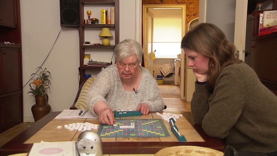 Zwei Frauen spielen Scrabble. © Screenshot 