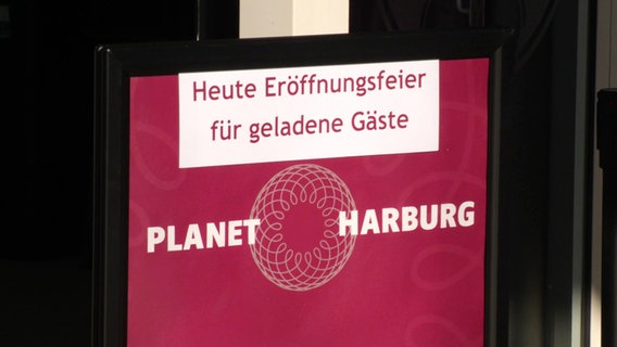 Ein Schild weist auf die Eröffnungsfeier des Planet Harburg hin. © Screenshot 