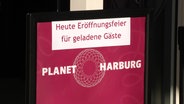 Ein Schild weist auf die Eröffnungsfeier des Planet Harburg hin. © Screenshot 