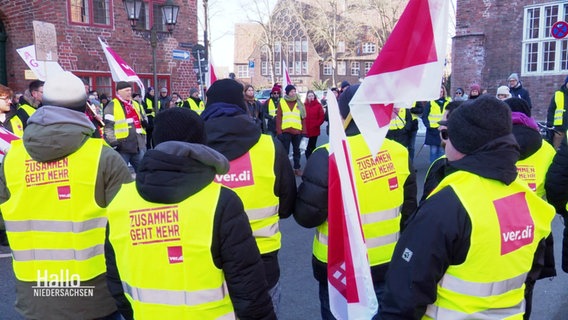 Demonstrierende in gelben Warnwesten mit Flaggen der Gewerkschaft ver.di. © Screenshot 