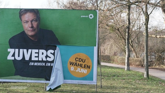 Wahlwerbeplakat von den Grünen, das an der unteren Ecke abgerissen wurde, sodass darunter zu lesen ist: "CDU wählen 9. Juni". © Screenshot 