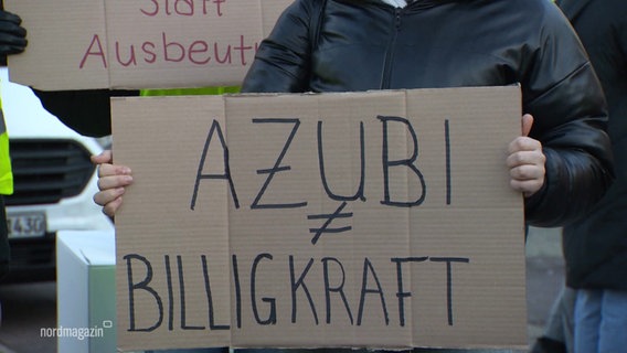 Protestschild mit der Aufschrift: "Azubi ≠ Billigkraft". © Screenshot 