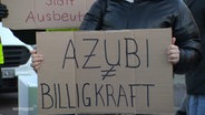 Protestschild mit der Aufschrift: "Azubi ≠ Billigkraft". © Screenshot 