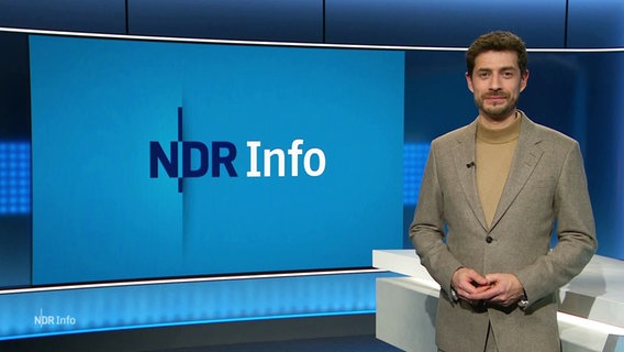 Daniel Anibal Bröckerhoff moderiert NDR Info. © Screenshot 