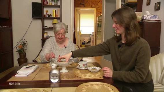 Die junge Lehrerin Sina Reiners besucht die Rentnerin Doris Pflugmacher Zuhause. © Screenshot 