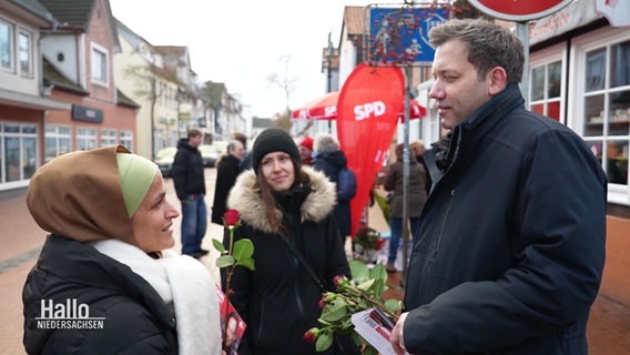 Lars Klingbeil im Gespräch mit zwei Bürgerinnen vor einem SPD-Wahlstand. © Screenshot 