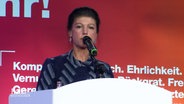 Sahra Wagenknecht bei einem Wahlkampfauftritt in einer Halle in Hannover. © Screenshot 