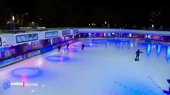 Die Eislaufbahn im Planten un Blomen mit mehreren Schlittschuhläufern. © Screenshot 