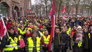 Viele Teilnehmende des Verdi Warnstreiks demonstrieren auf der Straße. © Screenshot 