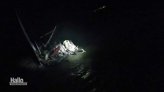 Ein verdreckte Seegelboot ohne Beleuchtung treibt im dunkeln vor Norderney. © Screenshot 