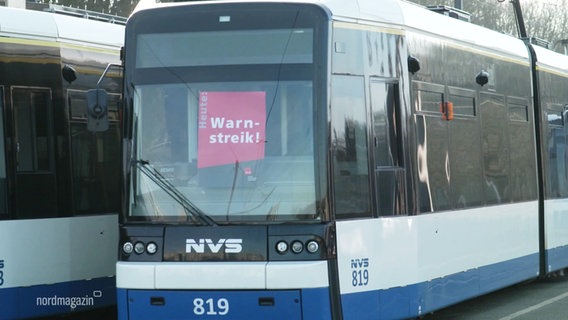 In einem Straßenbahn Fenster hängt eine Streikankündigung. © Screenshot 