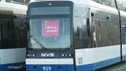 In einem Straßenbahn Fenster hängt eine Streikankündigung. © Screenshot 