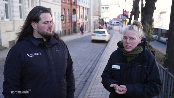 Die Straßensozialarbeiter Felix und Manuela aus Schwerin. © Screenshot 