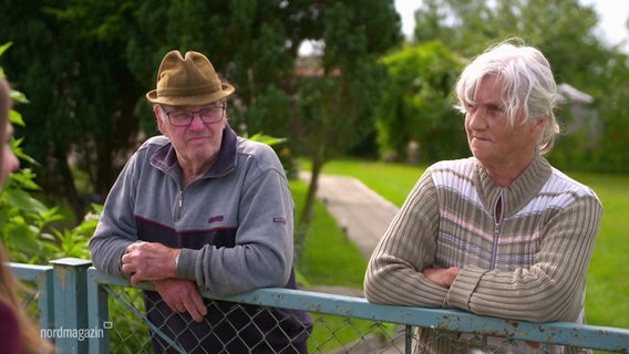 Eckhard und Renate Krause stehen an ihrem Hoftor. © Screenshot 