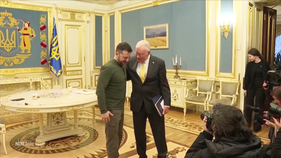 Der ukrainische Präsident Selenskyj mit dem US-Gesandten Kellogg. © Screenshot 