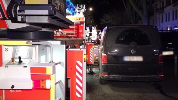 Ein falschparkendes Auto behindert ein Feuerwehrfahrzeug bei Löscharbeiten. © Screenshot 