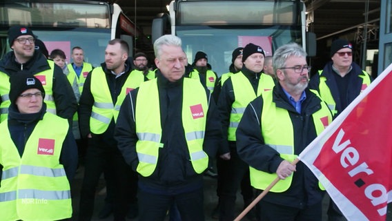 Mitglieder von Ver.di aus den Verkehrsbetrieben legen die Arbeit nieder und streiken. © Screenshot 