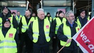 Mitglieder von Ver.di aus den Verkehrsbetrieben legen die Arbeit nieder und streiken. © Screenshot 